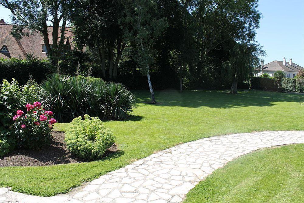 Logis Hotel & Restaurant - Le Relais De Montigny Montigny  Exterior photo